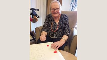 Chaseview care home Residents enjoy sign making