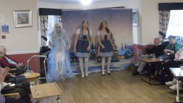 Glasgow care home Residents enjoy festive pantomime