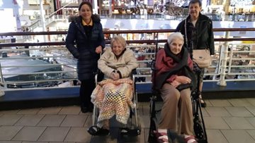 Retail therapy takes a festive twist for Stalybridge care home Residents
